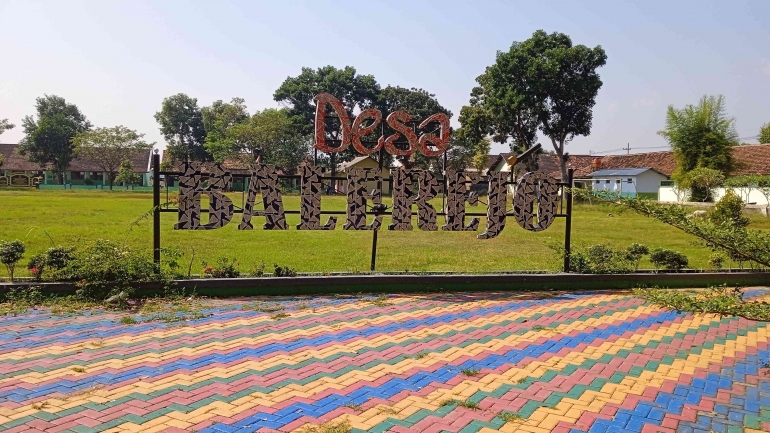 Lapangan batik desa Balerejo (dokpri) 