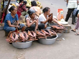 Image: Perempuan merupakan penopang ekonomi keluarga (Photo by Merza Gmal, Lokasi Pasar Gamalama-Maluku Utara)