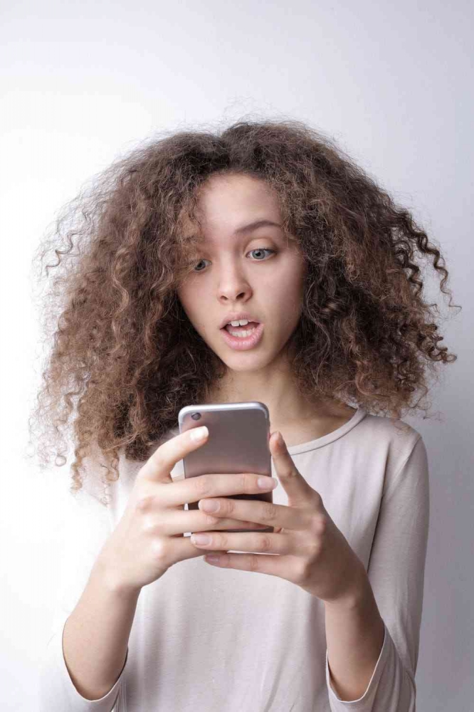 ilustrasi: https://www.pexels.com/photo/surprised-young-woman-browsing-mobile-phone-3771127/