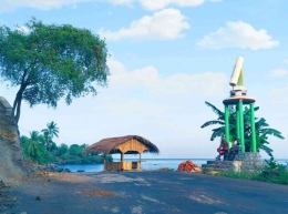 Tugu Tatong di pintu masuk desa Leuwayan. Foto Beni Apeworen. Sumber WA pribadi.