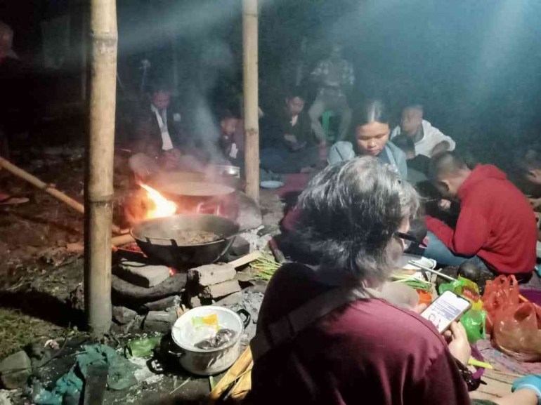 Menikmati makan malam sambil memasak saat 