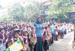 Guru dan siswa memadati lapangan upacara untuk kegiatan MPLS hari pertama. (Dokpri)