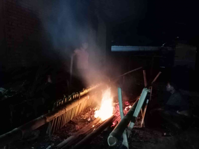 Memasak lemang hingga malam saat 