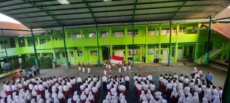 Upacara bendera dan pembukaan kegiatan MPLS (sumber foto: dokumen pribadi)