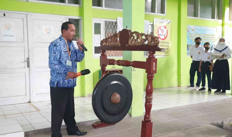 Pembukaan kegiatan MPLS oleh Kepala Sekolah (sumber foto: dokumentasi pribadi)