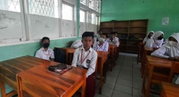 Adul duduk di depan saat mengikuti kegiatan MPLS di kelas (sumber foto: dokumen pribadi) 