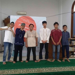 Budiman (tengah baju koko coklat) bersama para remaja masjid Pondok Rangon I Sumber Foto : Budiman