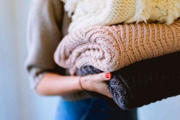 Sweater bisa mengkerut jika dicuci di mesin cuci. (Sumber: Dan Gold/Unsplash)