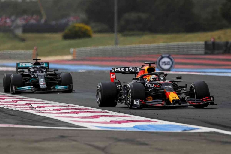 Verstappen Menyalip Hamilton (autosport.com)