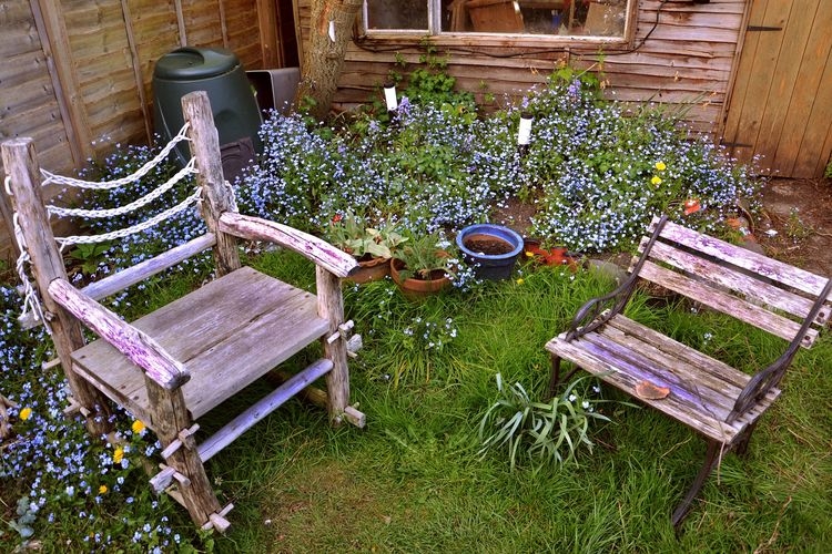Ilustrasi kursi kayu di taman rumah. (sumber: PIXABAY/DEAN MORIARTY via kompas.com)