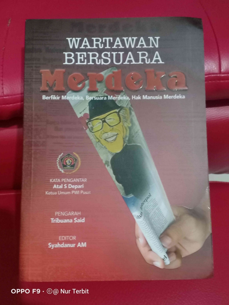 Buku kumpulan tulisan wartawan Merdeka, editor Syahdanur AM (foto : Nur Terbit)