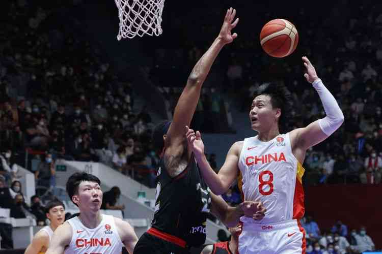 Pebasket China, Rui Zhao beraksi saat menghadapi tuan rumah Indonesia pada laga playoff FIBA Asia Cup 2022 di Istora Senayan, Jakarta, Senin (18/7/2022): KOMPAS.com/KRISTIANTO PURNOMO)