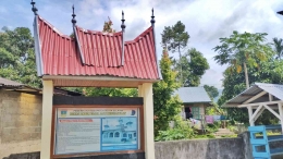 Papan informasi tentang Masjid Raya Koto Baru Solok Selatan (Foto: Akbar Pitopang)
