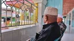 Awalnya penulis memperoleh informasi tahun dibangunnya Masjid Raya Koto Baru dari kakek ini (Foto: Akbar Pitopang)