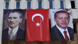 Pendiri Turki modern  Kemal Ataturk  dan Presiden Erdogan,  03 April 2017. AP Photo via tempo.co.id