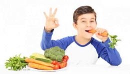 Anak makan sayur (feedingmykid.com )