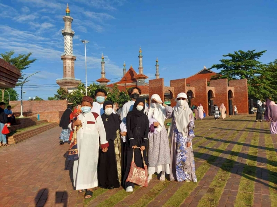 Selepas shalat Idul Adha 1443 Hijriyah di alun-alun Kejaksan. Dokumen pribadi.