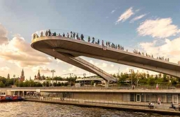 Jembatan Kaca Paryashi Most Moskow (Shutterstock)