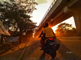 Pengendara dan temannya yang tak mengenakan helm saat berkendara. (Sumber: Dokumentasi Pribadi || Foto oleh Kazena Krista)