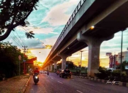 Seorang pengendara sepeda motor melawan arah saat berkendara di jalan raya. (Sumber: Dokumentasi Pribadi | Foto oleh Kazena Krista)