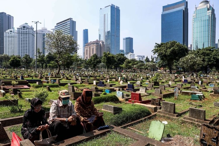 Ilustrasi: Warga melakukan ziarah kubur di tempat pemakaman umum (TPU) Karet Tengsin, Jakarta Pusat, Rabu (22/4/2020). (Foto: KOMPAS.com/GARRY LOTULUNG) 