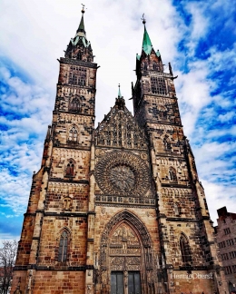Gereja St. Lorenz yang terletak di depan pusat perbelanjaan Nuremberg | foto: HennieOberst