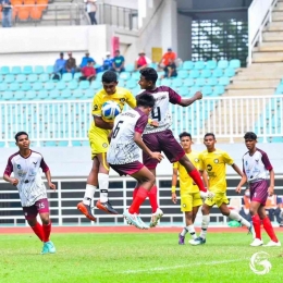 Duel udara dari pemain muda SSB Bintang Timur Atambua dan Maluku Utara Selection di laga pamungkas grup D | @Bintang_Timuratambua