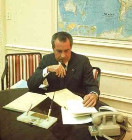Presiden Richard Nixon ketika bekerja di kantornya di Old Executive Office Building | Sumber Gambar: Getty Images