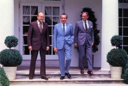 Presiden Nixon bersama Kepala Staff White House Jenderal Alexander Haig dan Penasihat Permasalahan Domestik Melvin Laird | Sumber Gambar: Getty Images