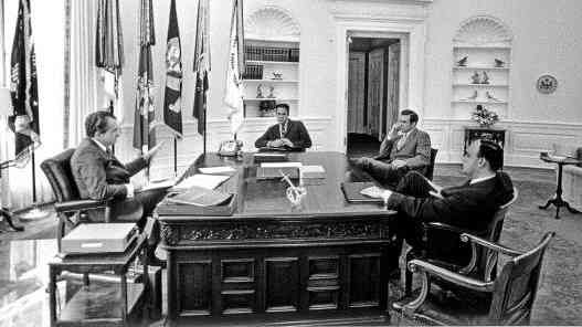 Presiden Nixon bersama Kepala Staff White House H.R. Haldeman dan orang-orang terdekatnya di Ruang Oval, White House | Sumber Gambar: Nixonlibrary