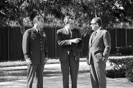 Presiden Richard Nixon bersama Kepala Staff White House yang baru Jenderal Alexander Haig dan Henry Kissinger | Sumber Gambar: Getty Images