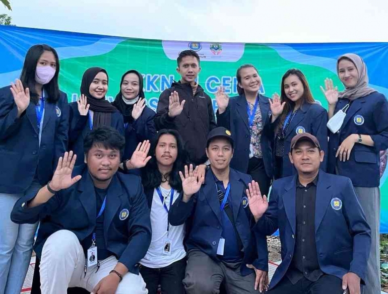 Kelompok KKN L1 dengan dosen pembimbing Amin Aminudin, S.I.Kom., M.I.Kom