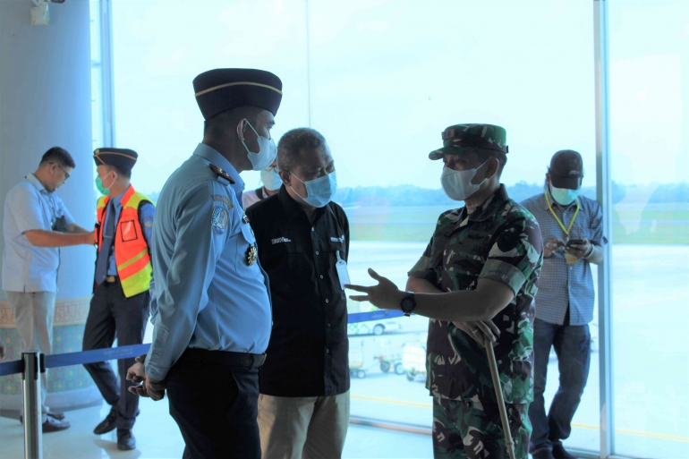 Dandim 0418 Palembang dan Kakanim Palembang menyambut kedatangan Pesawat Charter Flight Garuda Shield di bandara SMB II, Kamis (21/07/2022) - Dok. imigrasi