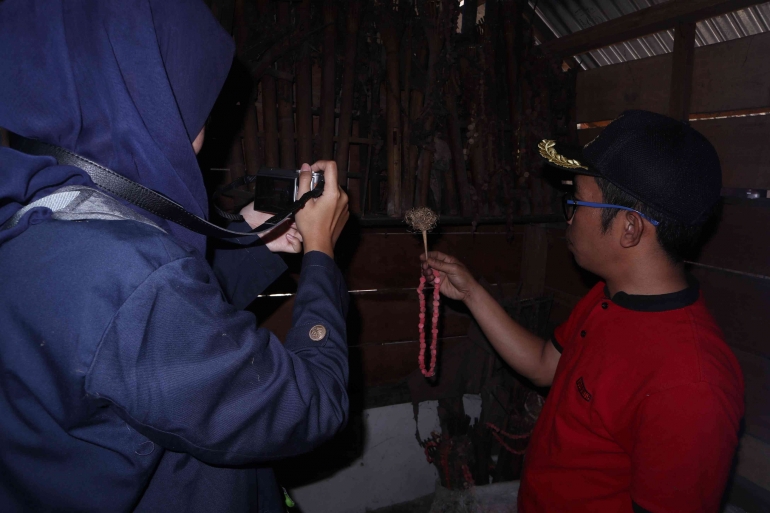 Dokpri. Menjelaskan fungsi alat-alat ritual budaya Kerinci kepada Mahasiswa ITB