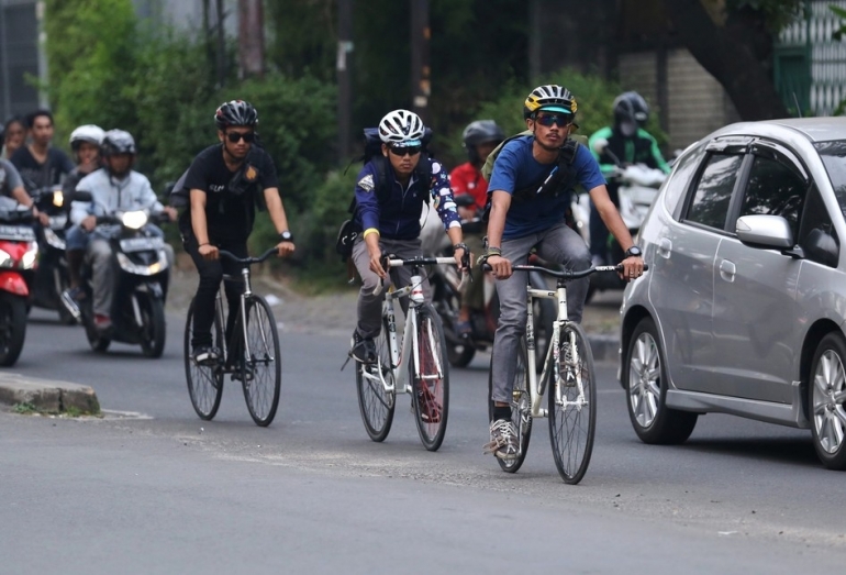 ilustrasi: Sejumlah kurir sepeda Westbike Messenger Service (WMS) di Jakarta. (Foto: KOMPAS.com/ANDREAS LUKAS ALTOBELI)