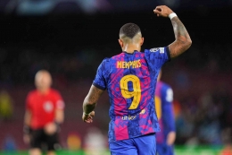 Nomor punggung 9 yang dipakai Memphis Depay rencananya bakal diberikan Barcelona ke Robert Lewandowski (Foto: USToday).