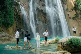 Pengunjung menikmati indahnya air terjun Nglirip. gambar dari sikidang.com
