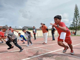 Peserta lomba lari putra jarak 100 meter, kategori disabilitas intelektual mengikuti lomba dengan semangat, 15/7/2022 (Dok. Pribadi) 