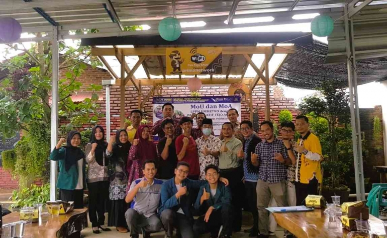Foto bersama antara Dosen dan mahasiswa UM Metro dengan masyarakat pengelola pasar kreatif pak Tejo, Dok: Pribadi 