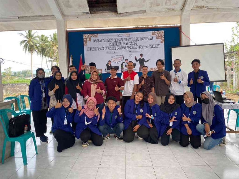 Dokumen Pribadi: foto bersama tim KKN Universitas Negeri Malang dengan perangkat Desa Talok