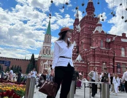 Luna Maya bergaya didepan ikon Moskow yaitu Kremlin dan Red Square ( Instagram : Luna Maya )