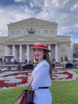 Gaya Luna Maya saat foto didepan Bolshoi Teater Moskow. ( Instagram : Luna Maya )