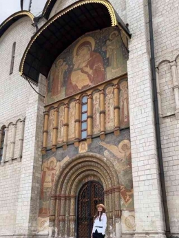 Gaya Luna Maya saat berfoto didepan Gereja Ortodoks di Moskow ( Instagram : Luna Maya )