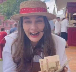 Luna Maya saat panik karena uangnya kurang ketika membayar makan di restoran ( Instagram : Luna Maya )