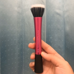 Stippling brush (Sumber: reviews.femaledaily.com)