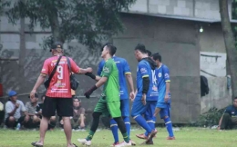 Sentuhan pelatih FC PU Cibening terhadap pemain asuhannya. Foto: Instagram/@fcpu.cibening