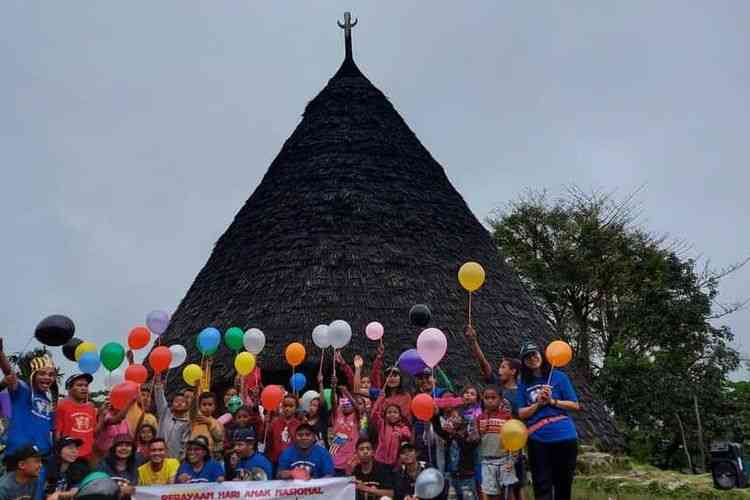 Komunitas memperingati Hari Anak Nasional 2022 dengan melaksanakan kegiatan bermain ceria dan menyenangkan di Kampung Adat Waerebo (KOMPAS.COM/DOK KOMUNITAS MOMANG ANAK MANGGARAI)
