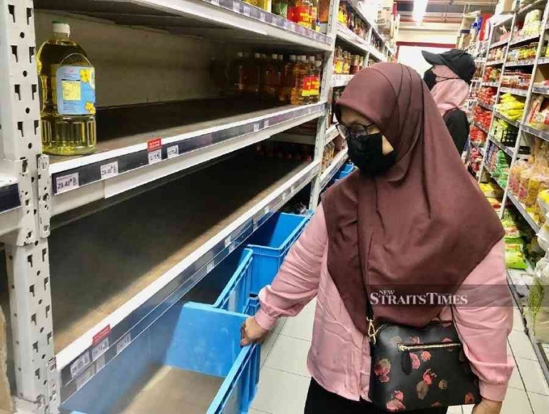  Polybag minyak goreng Subsidi kosong di supermarket di Wangsa Maju. |FATHIL ASRI./NTSP