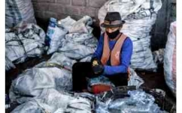 Pekerja di tempat pengumpulan sampah memilah botol plastik untuk dilakukan daur ulang. Sumber foto: Bangoan Bottle Collection Center Tulungagung.