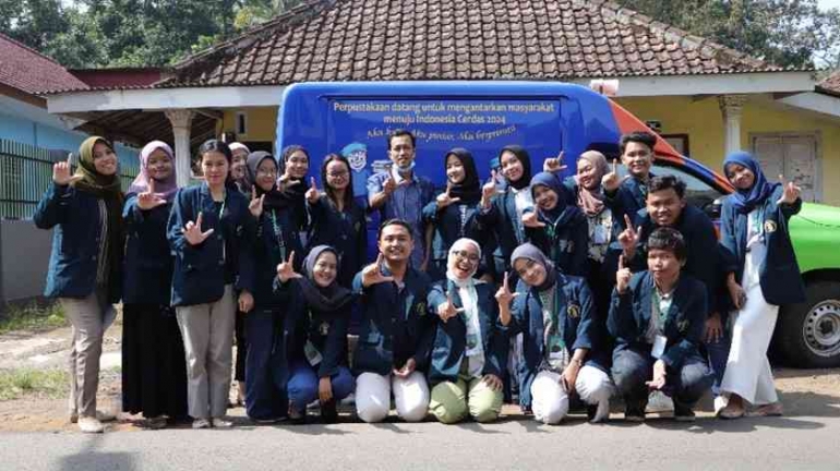 Sukseskan Indonesia Membaca, tim KKN-T 15 FIA UB Datangkan Perpustakaan Keliling di SDN 1 dan 2 Purwosekar. Dokpri